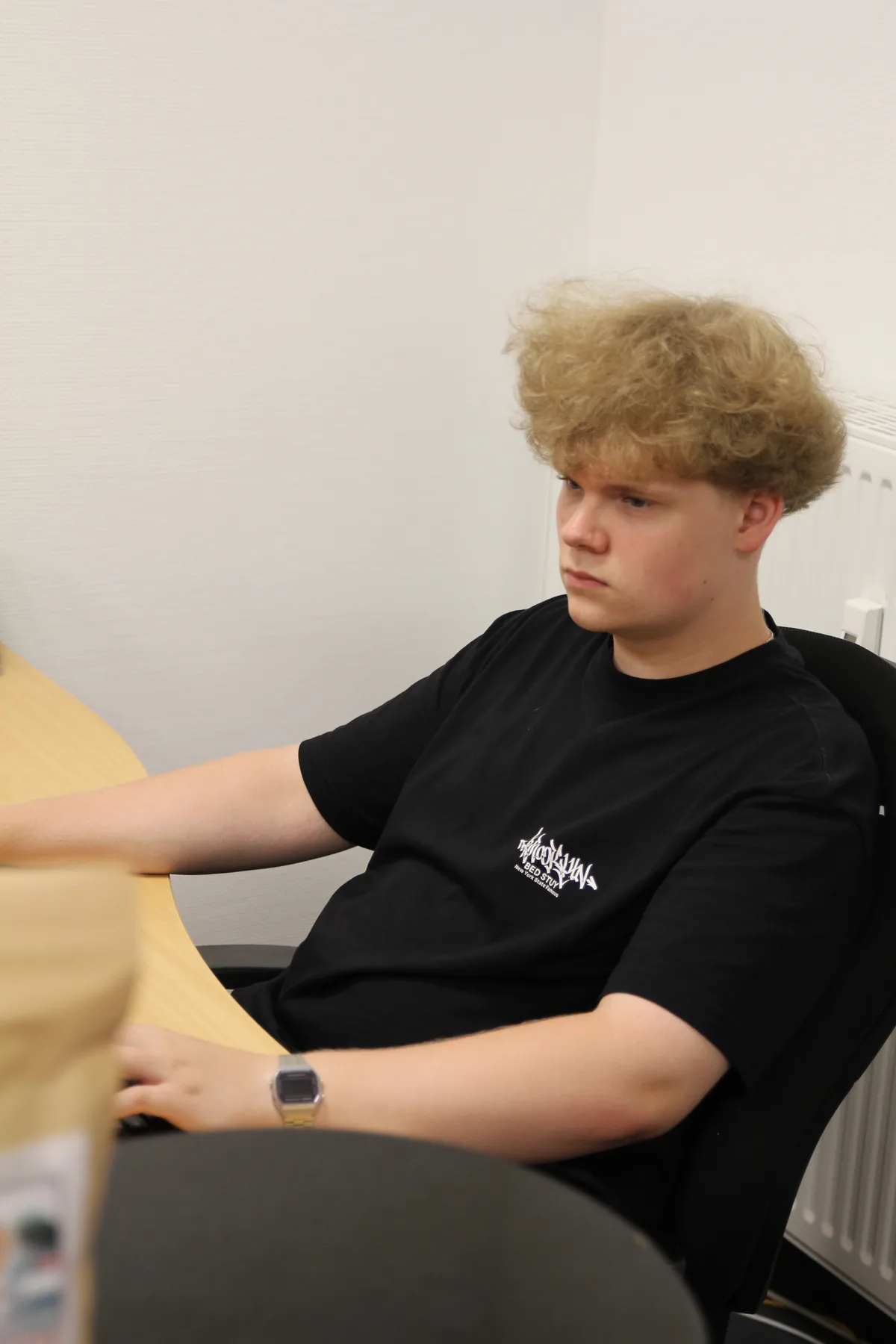 Team-Impression: Konzentriert am Schreibtisch