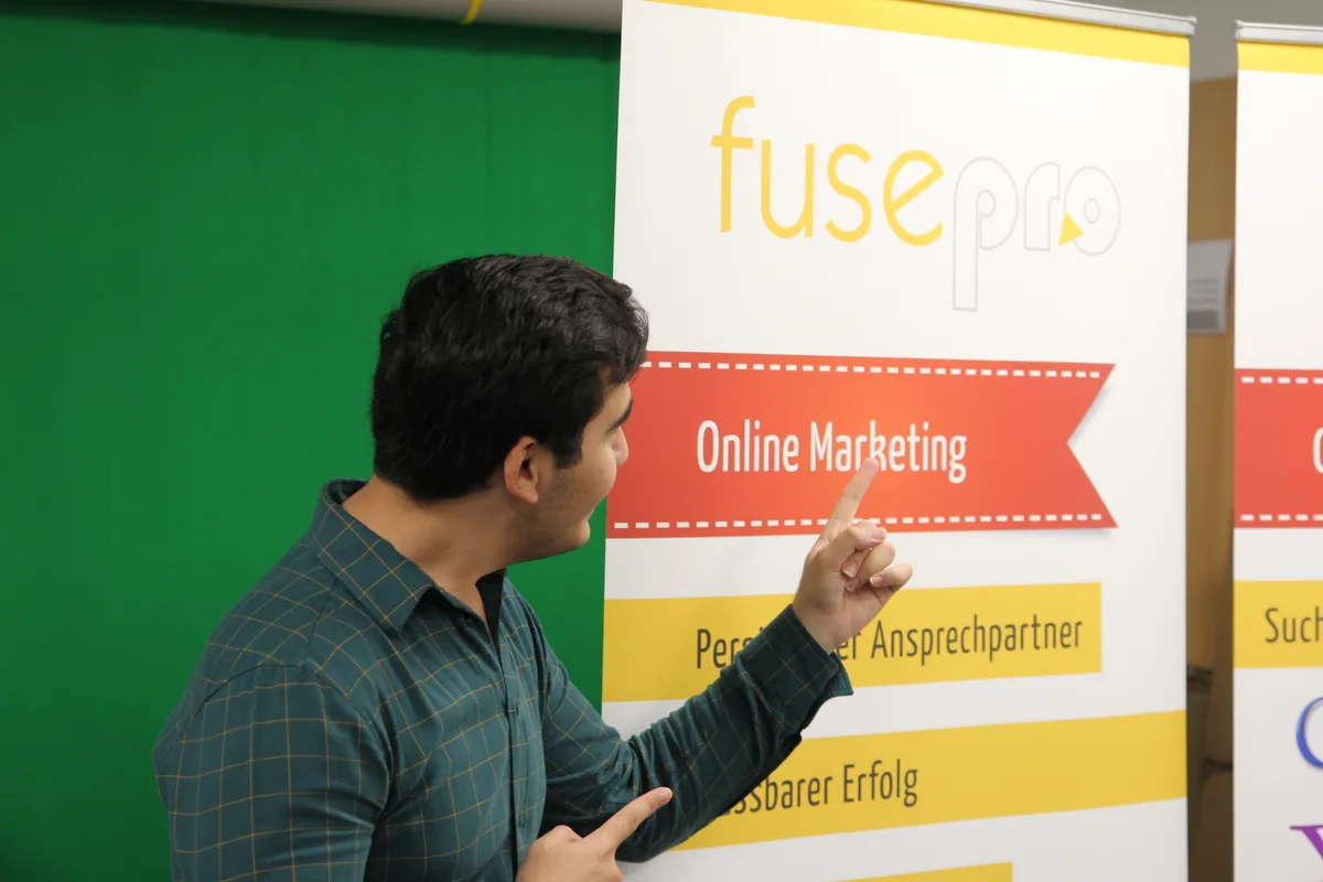 Team-Impression: Vor dem Greenscreen für die Comic-Szenen